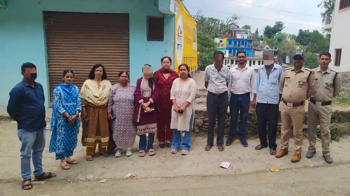 17 year old daughter was going to get married in Almora, 5 days before the decoration of the mandap the team was threatened, now the family members did this work