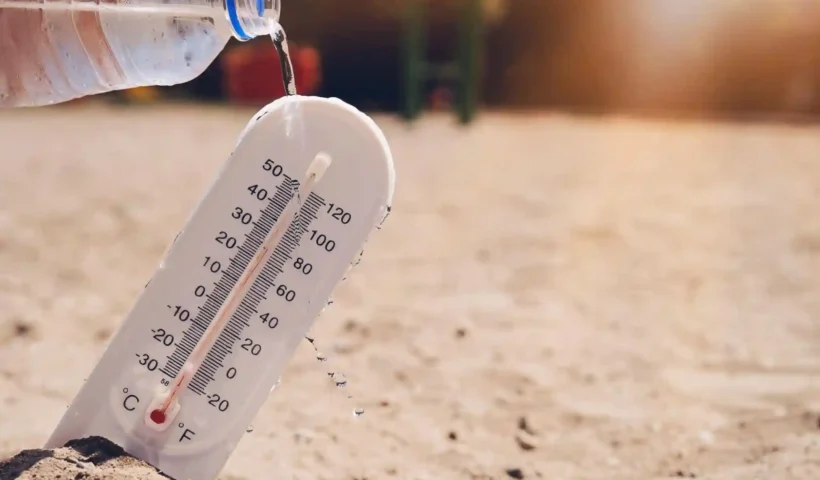 After how many hours should one drink water in extreme heat, what do health experts say