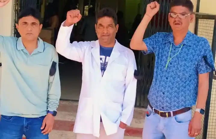 Pharmacists protested by tying black ribbon in Almora