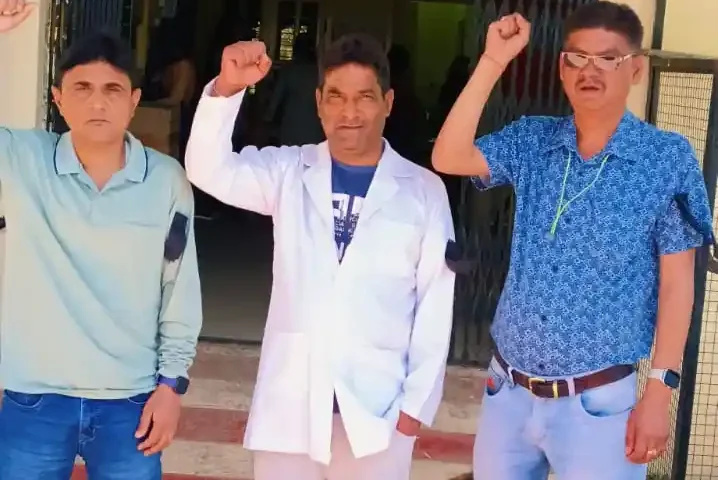Pharmacists protested by tying black ribbon in Almora