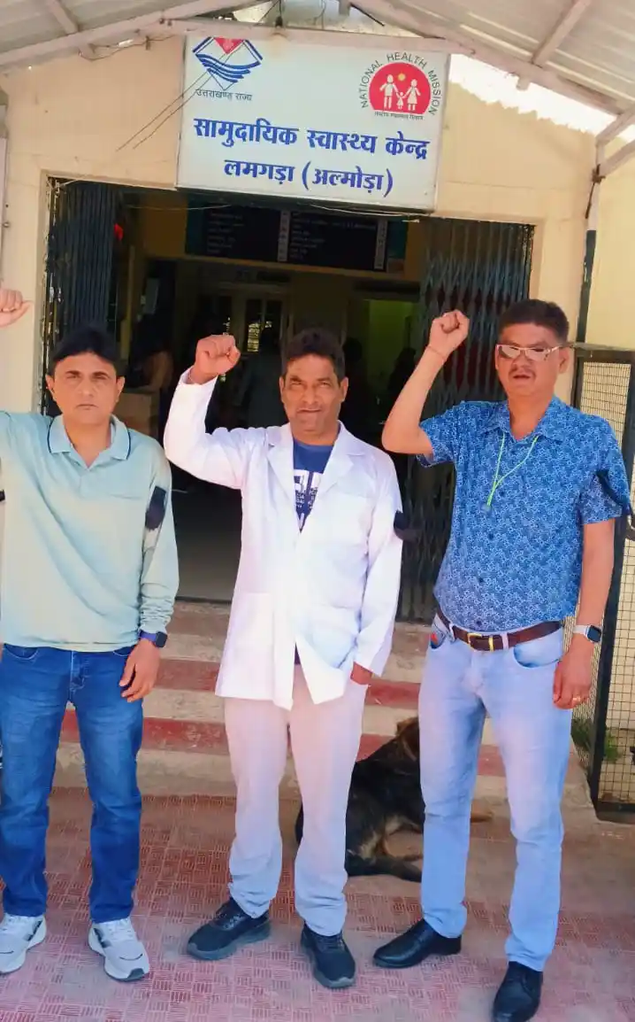 Pharmacists protested by tying black ribbon in Almora