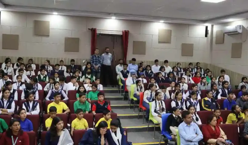 Priyal Dixit Chhavi and Mehak won in the grand program competitions on World Earth Day at Manaskhand Science Centre.