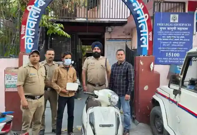 Smack smuggler arrested with 21 grams of smack and unnumbered scooter