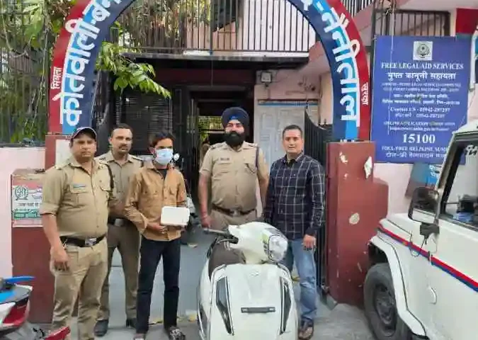 Smack smuggler arrested with 21 grams of smack and unnumbered scooter
