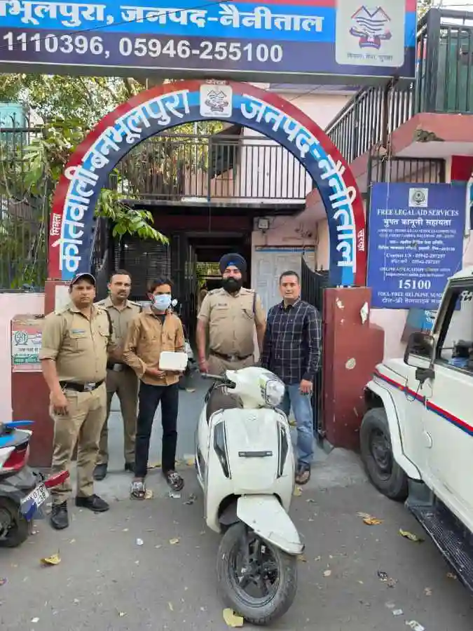 Smack smuggler arrested with 21 grams of smack and unnumbered scooter