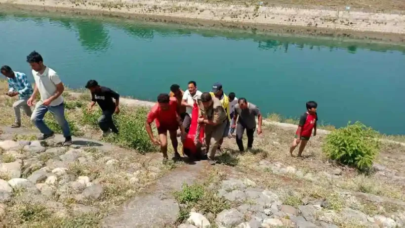 Woman jumped into canal, SDRF rescued her and took her to hospital