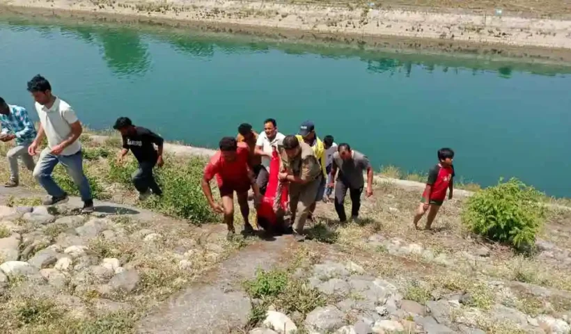 Woman jumped into canal, SDRF rescued her and took her to hospital