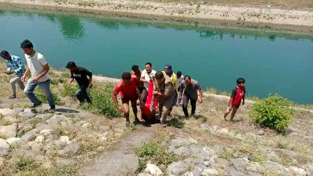 Woman jumped into canal, SDRF rescued her and took her to hospital