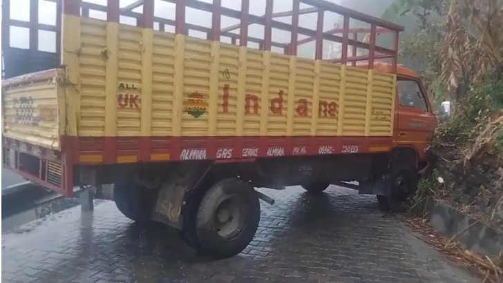 almora-braking-trucks-brake-failes-near-gas-godam