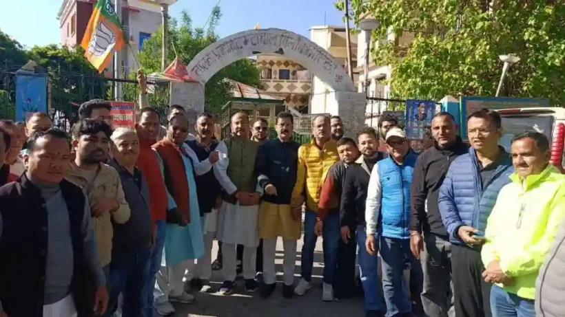 BJP workers of Almora distributed sweets on BJP's massive victory in three states, loud fireworks