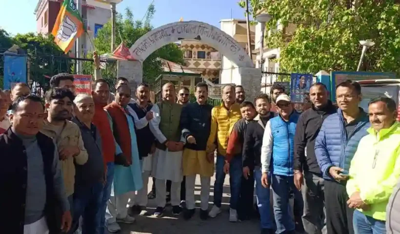 BJP workers of Almora distributed sweets on BJP's massive victory in three states, loud fireworks