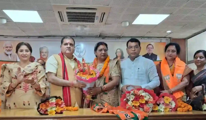 Many veterans including Rudrapur's prominent leader Meena Sharma joined BJP