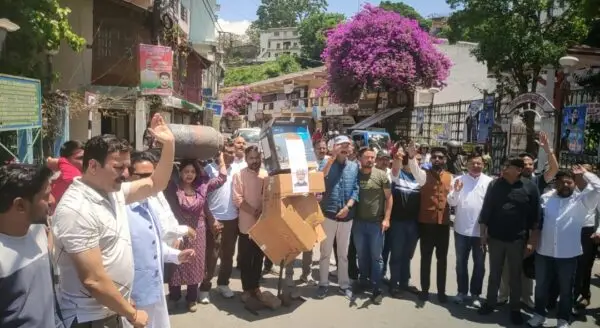 congress-expresses-outrage-hike-commercial-cylinder-prices