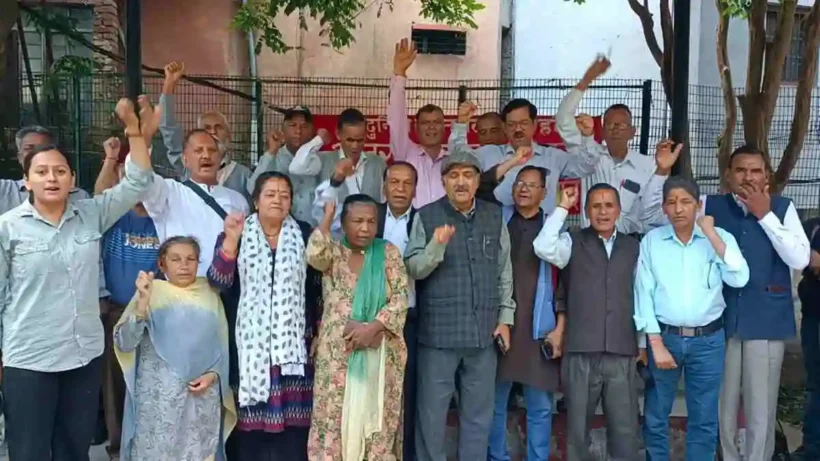 organizations-raised-hue-and-cry-over-old-pension-and-equal-pay-in-almoras-gandhi-park