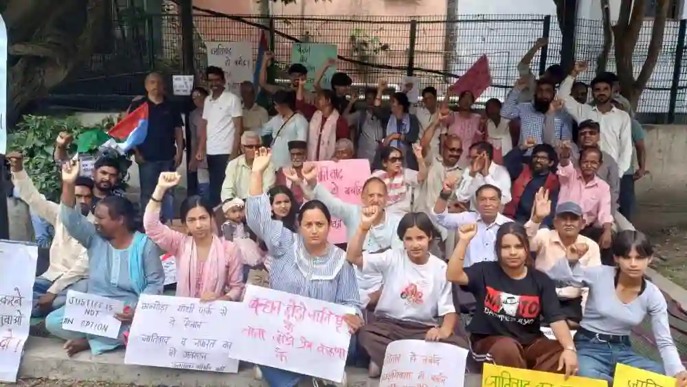 sit-in-protest-at-almoras-gandhi-park-against-the-ketan-murder-case-in-tehri