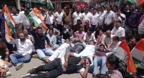 दिल्ली प्रोटेस्ट में छात्रों पर लाठीचार्ज के विरोध में अल्मोड़ा में प्रदर्शन, प्रतीकात्मक शवयात्रा निकाली , पुलिस से झड़प 2 729281