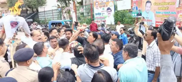 अल्मोड़ा न्यूज़: डॉक्टरों के थोक तबादलों पर भड़की कांग्रेस, कार्यकर्ताओं ने मुख्यमंत्री और स्वास्थ्य मंत्री का फूंका पुतला 2 almora congress protests doctors transfer burns effigy of cm 1