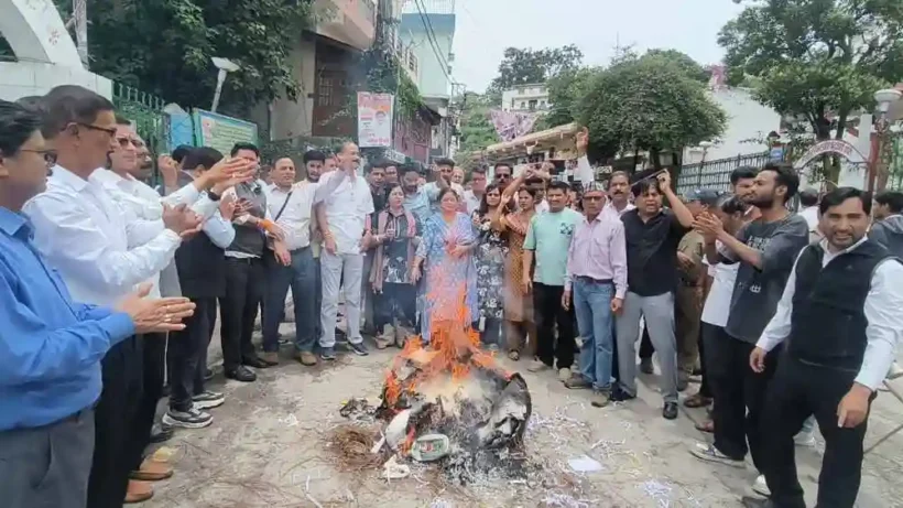 almora-congress-protests-doctors-transfer-burns-effigy-of-cm