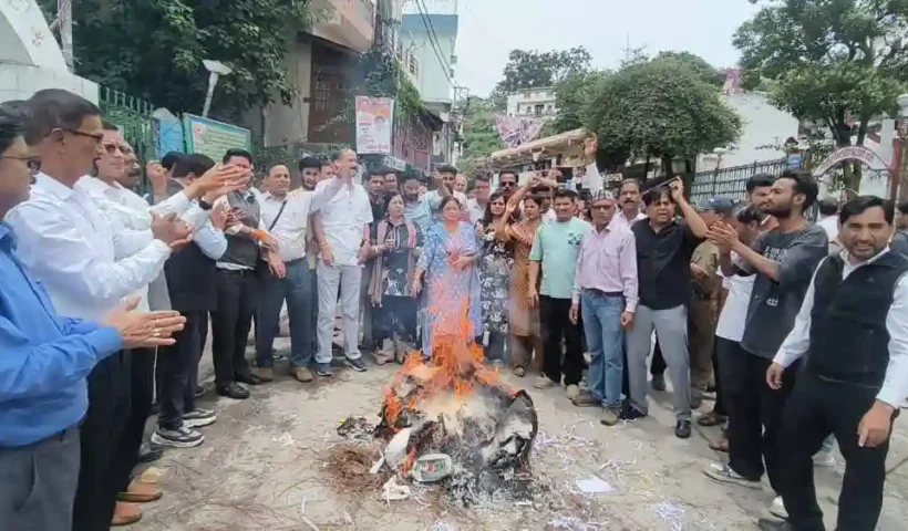 almora-congress-protests-doctors-transfer-burns-effigy-of-cm