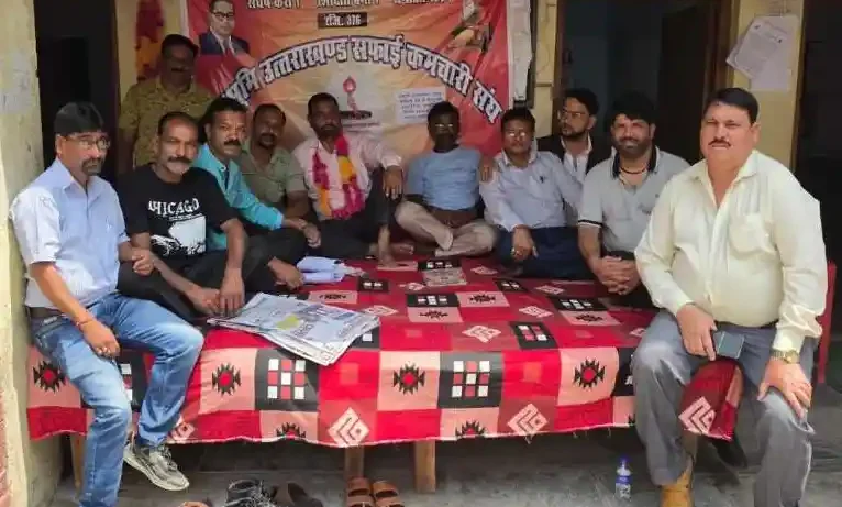 almora-safai-karamchari-hunger-strike-rajpal-pawar-protest-against-government-promises-councillors-support