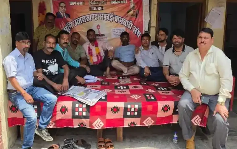 almora-safai-karamchari-hunger-strike-rajpal-pawar-protest-against-government-promises-councillors-support
