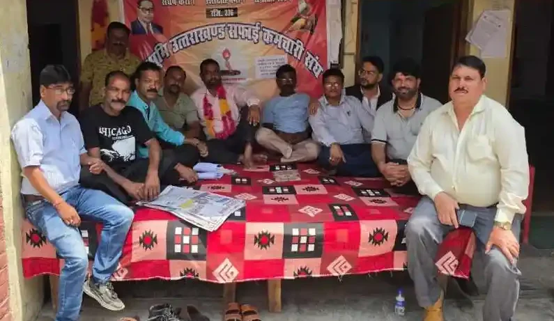 almora-safai-karamchari-hunger-strike-rajpal-pawar-protest-against-government-promises-councillors-support