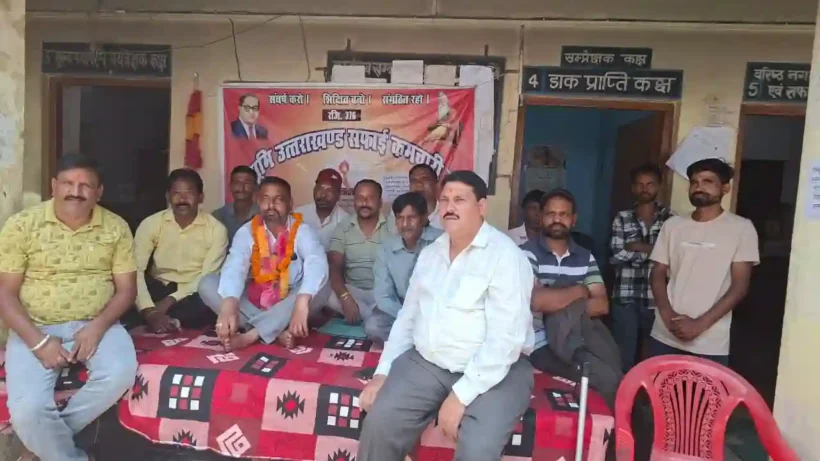 almora-safai-karamchari-hunger-strike-rajpal-pawar-protest-against-government-promises-councillors-support