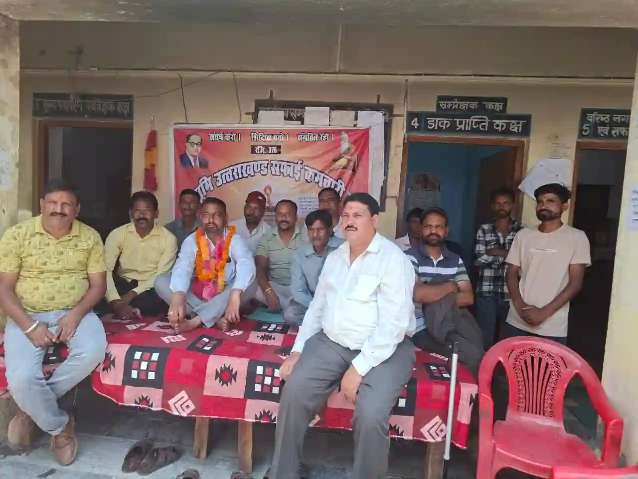 almora-safai-karamchari-hunger-strike-rajpal-pawar-protest-against-government-promises-councillors-support