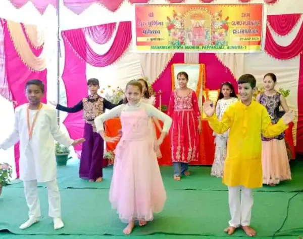 अल्मोड़ा के महर्षि विद्या मंदिर में गुरु पूर्णिमा पर गुरु पूजन के साथ हस्तशिल्प जागरूकता कार्यक्रम का हुआ शुभारंभ 2 guru purnima and handicrafts awareness program organized at maharishi vidya mandir almora 1