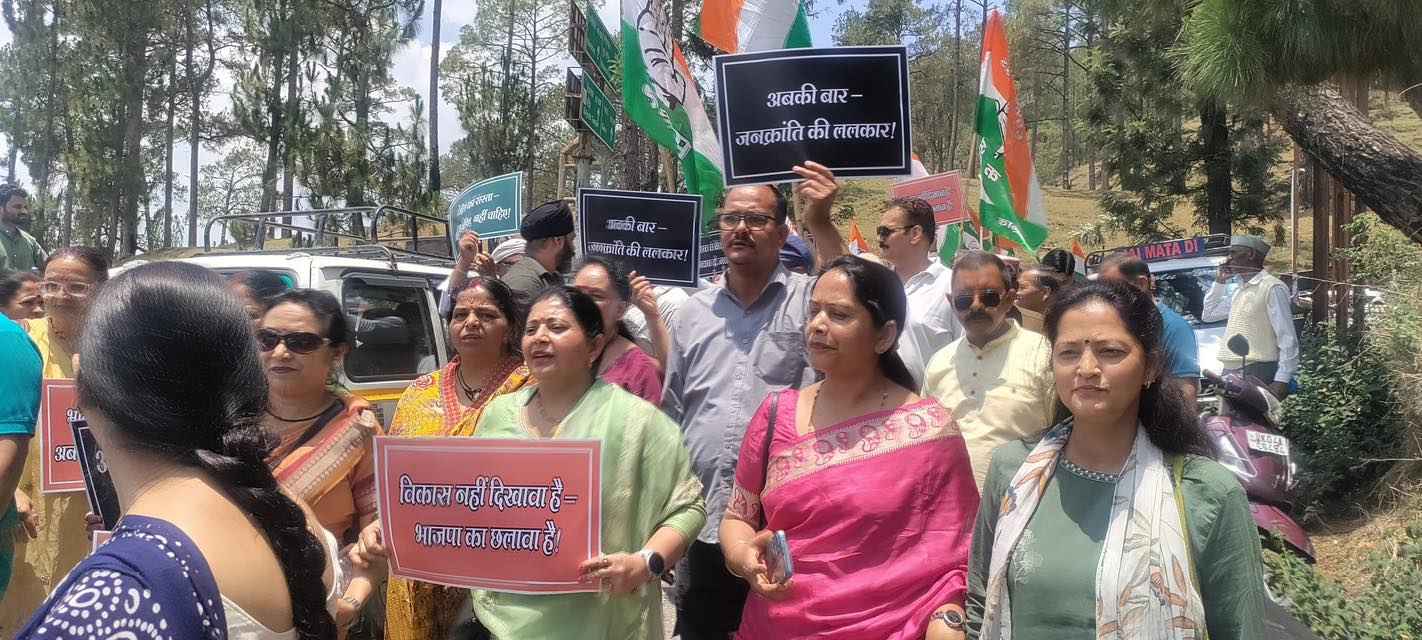 congresss-ruckus-on-the-poor-system-of-almora-kwarab-and-kainchidham-scuffle-with-police-siege-of-dm-office