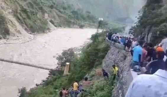 horrible-accident-in-uttarakhand-tempo-traveler-fell-into-the-river-after-colliding-with-a-truck-19-people-were-on-board