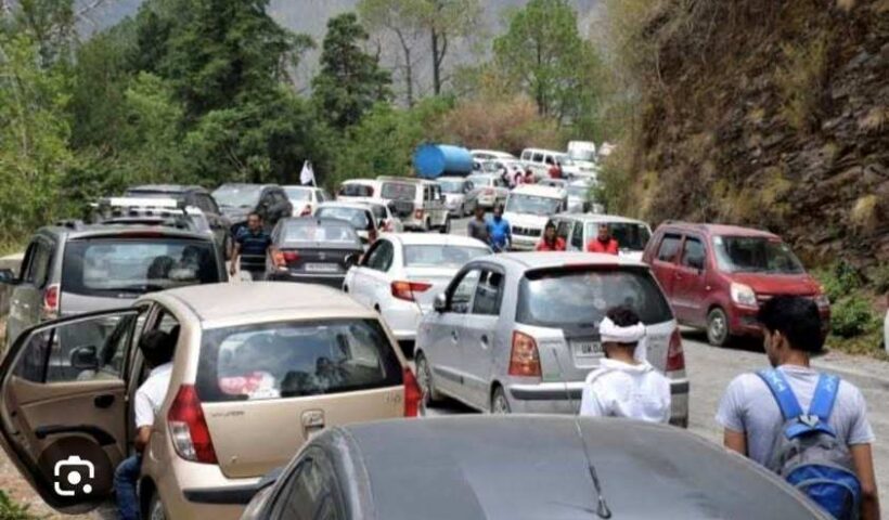 the-entire-tourist-plan-got-ruined-in-uttarakhand-10-km-long-traffic-jam-on-the-roads
